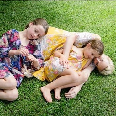 Marta Dusseldorp posing with her two daughters by wearing yellow dress.